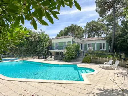 Location villa à La Palmyre, Villa spacieuse avec piscine et jardin pour 15 pers.