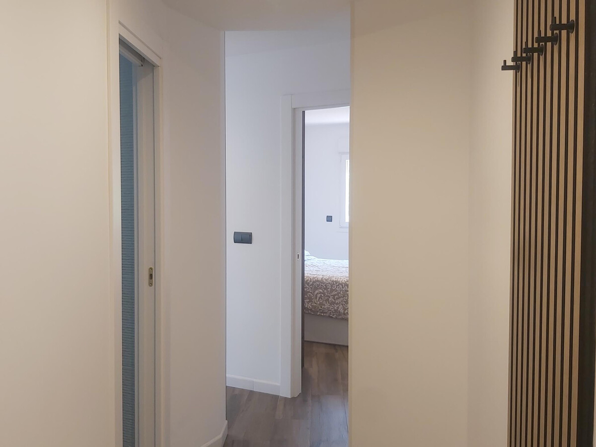 Appartement rénové face à la mer, piscine et tennis à Playamar - Photo 9
