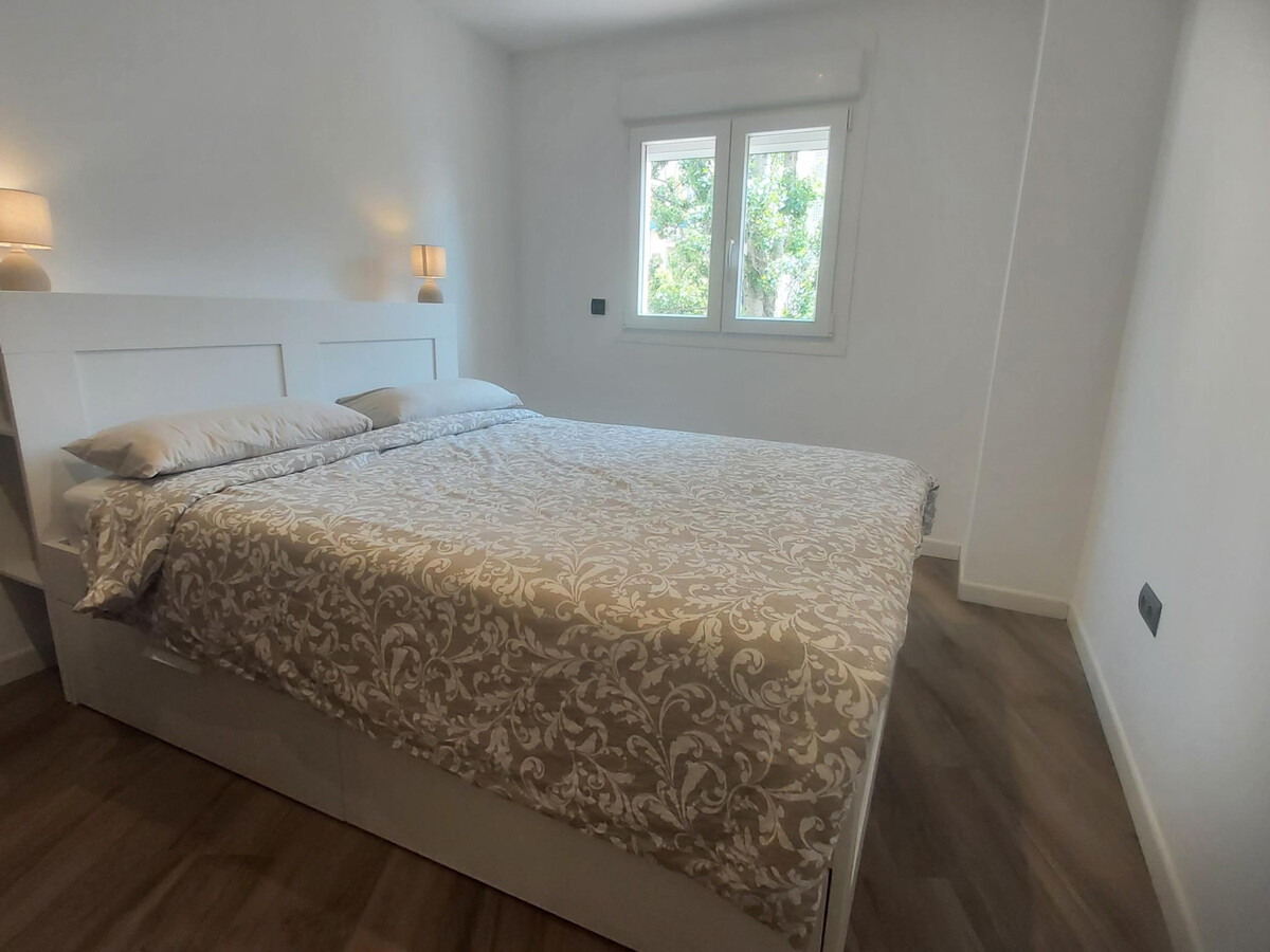 Appartement rénové face à la mer, piscine et tennis à Playamar - Photo 11