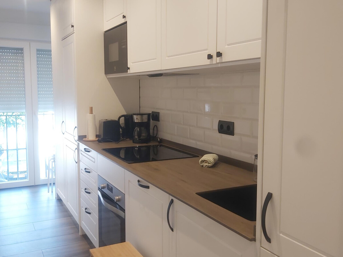 Appartement rénové face à la mer, piscine et tennis à Playamar - Photo 25