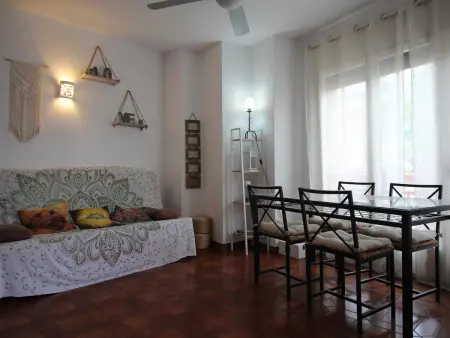 Location appartement à Llançà, Appartement central à 20m de la plage avec clim, TV et terrasse à Llançà