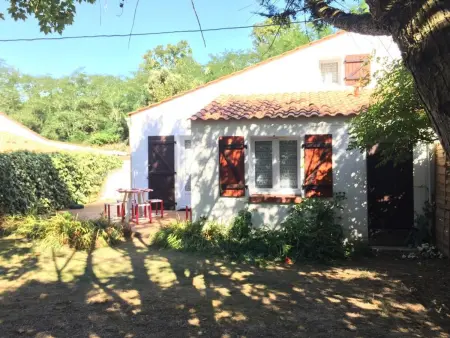 Location maison à Longeville sur Mer, Pavillon à 900m de la plage avec terrasse, jardin clos et 4 couchages
