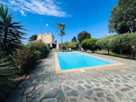 Location maison à Calvi, Villa 4 pièces à Calvi avec piscine, jardin et terrasses, à 1 km de la plage