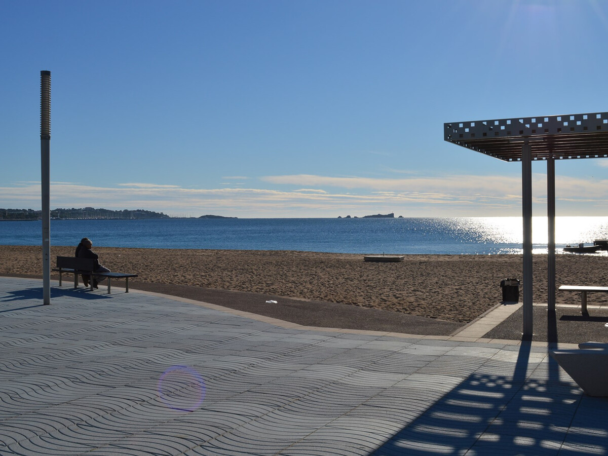 Appartement vue mer à Fréjus, terrasse face à la plage - Photo 16