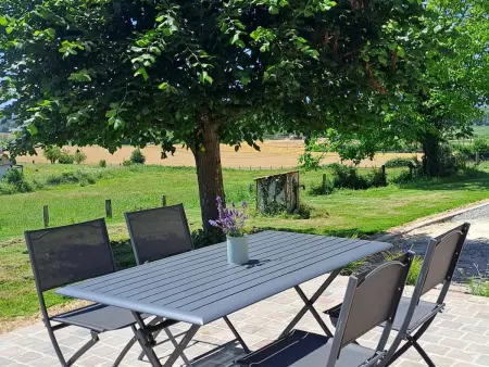 Location gite à Melleray, Maison de campagne rénovée avec terrasse, 3 chambres et équipement moderne, au cœur des collines du Perche