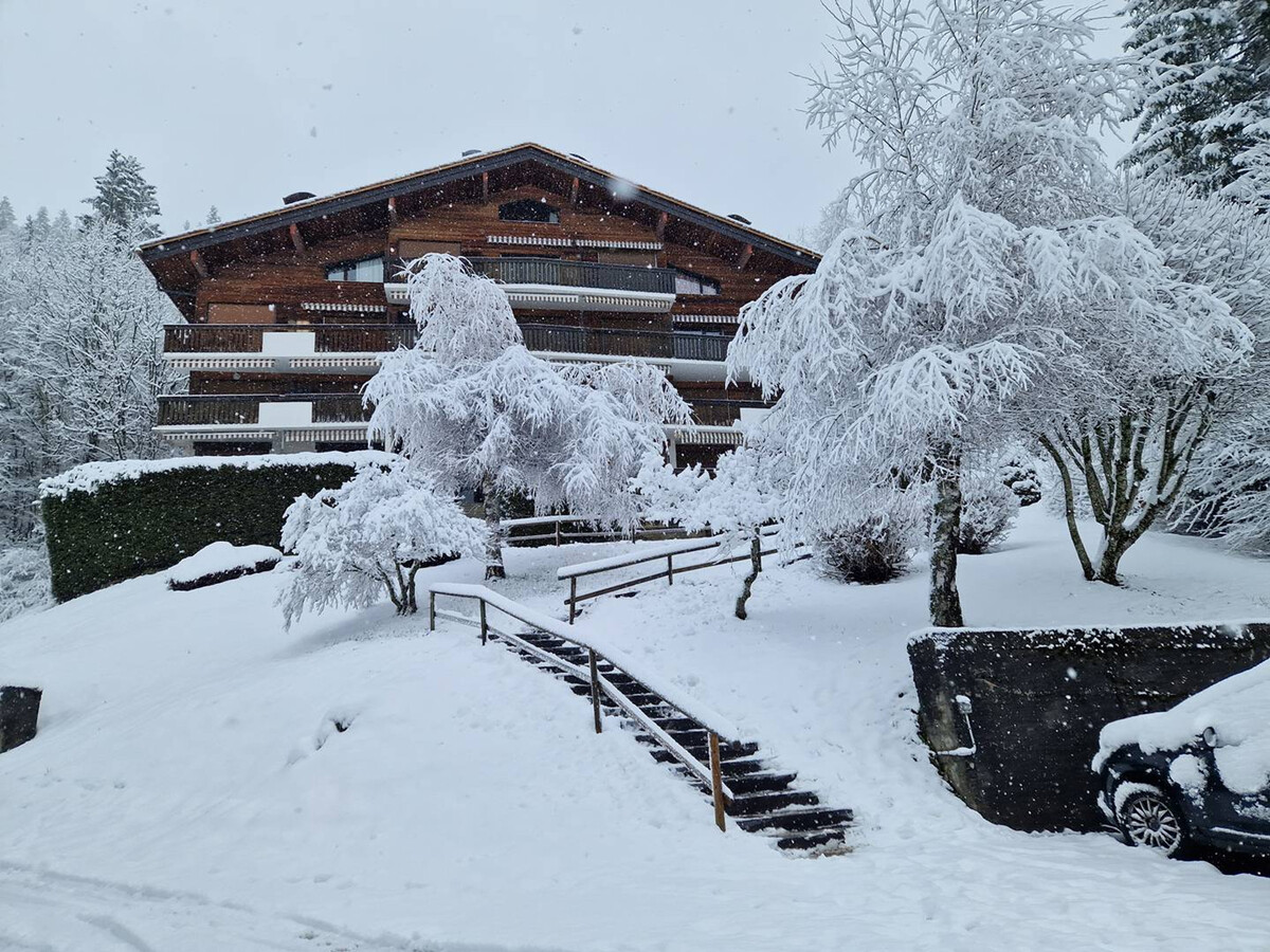 T2 rénové au Grand-Bornand, balcon et terrasse vue Aravis - Photo 21