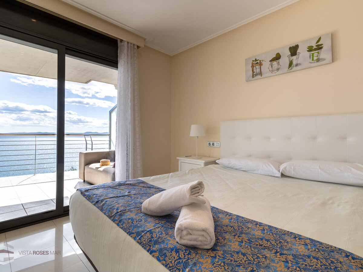 Appart 3 chambres Roses, vue mer à 80m du littoral - Photo 6