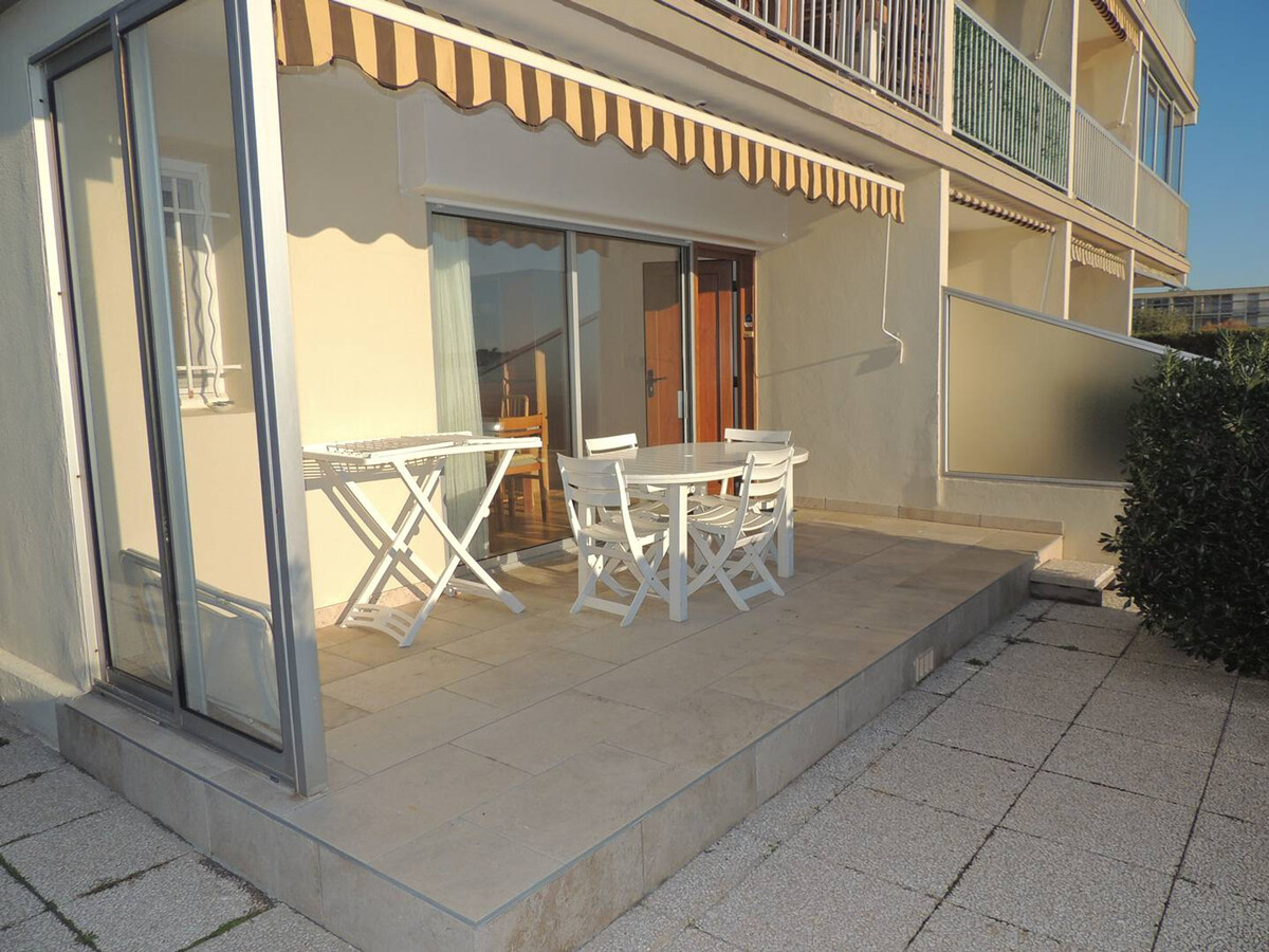 F2 Balaruc-les-Bains : vue étang, parking, près thermal - Photo 10