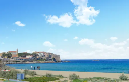Appartement vue mer à Calvi, terrasse face à la plage : photo 6