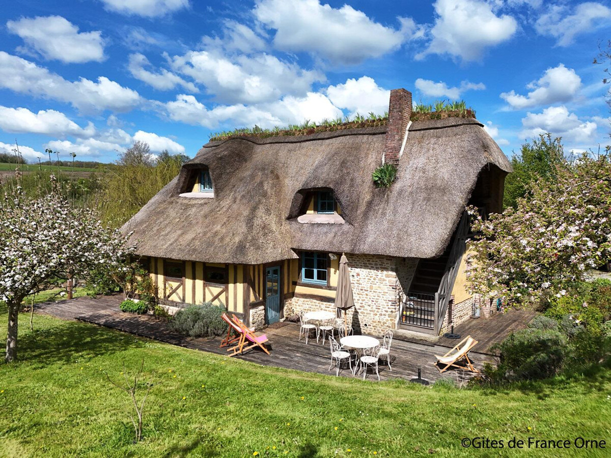 Chaumière d'Auge avec cheminée, jardin et accès forêt-jardin - Photo 1