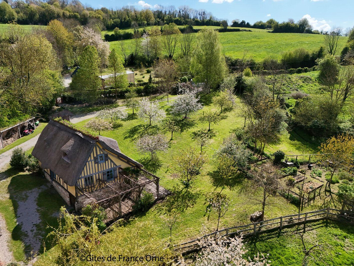 Chaumière d'Auge avec cheminée, jardin et accès forêt-jardin - Photo 6