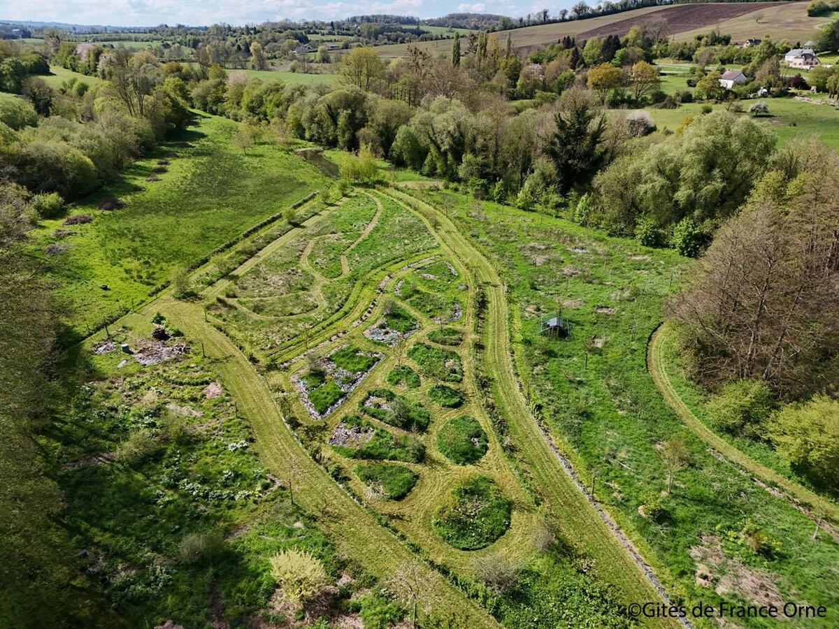 Chaumière d'Auge avec cheminée, jardin et accès forêt-jardin - Photo 8
