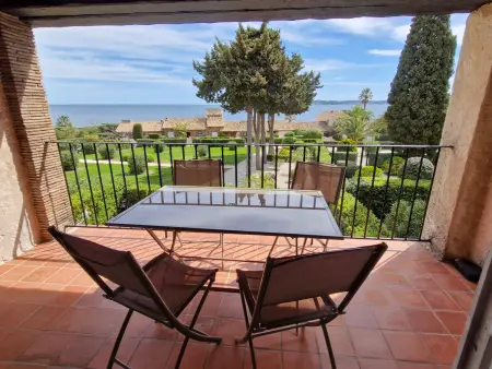 Location appartement à Sainte Maxime, Appartement avec mezzanine et piscine, animaux acceptés, parking privé à Sainte-Maxime