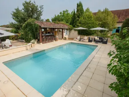 Maison Tournesol à Dégagnac, piscine chauffée et parc de jeux