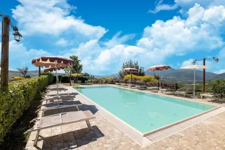 Location appartement à Cagli, Maison de Campagne à Marche avec Piscine