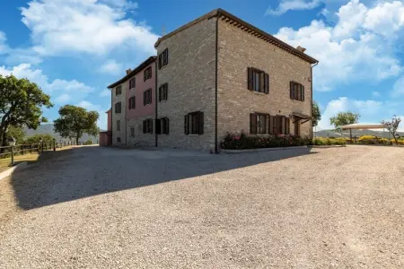 Location appartement à Cagli, Ferme italienne avec piscine