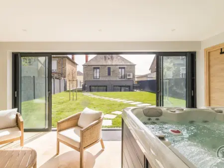 Location gite à Pontorson, Maison élégante avec sauna et spa, proche gare et commerces