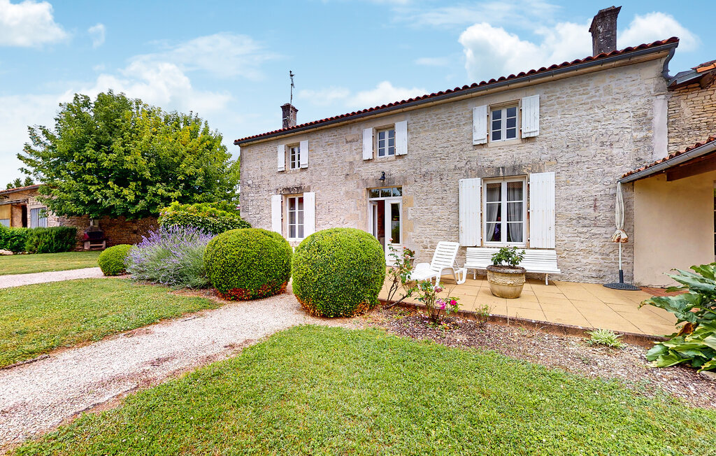 Maison charentaise 155 m² avec salle de jeux à Ligné - Photo 1