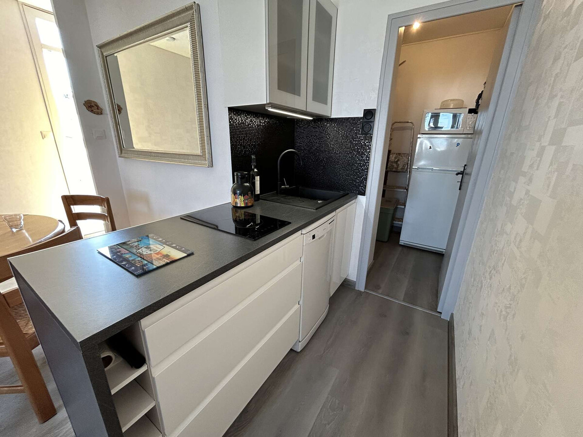 Appartement rénové 300m plage, balcon, parking privé - Photo 7