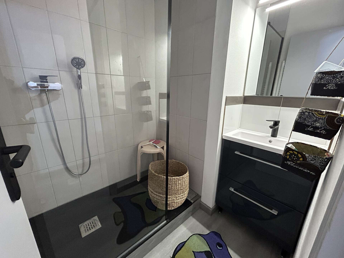 Appartement rénové 300m plage, balcon, parking privé - Photo 10