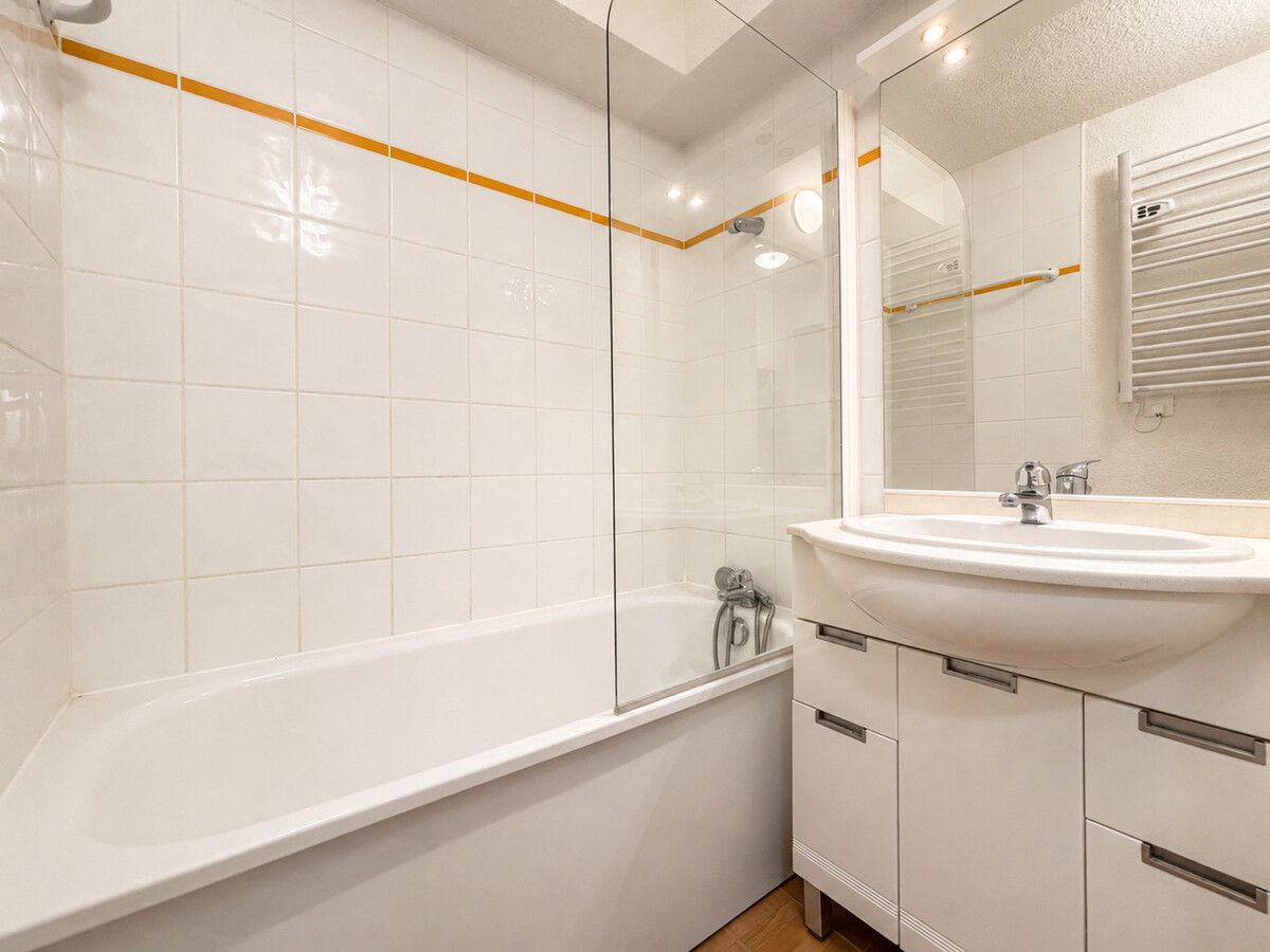 Appartement 28 m² skis aux pieds avec piscine intérieure - Photo 9