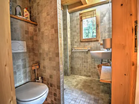 Chalet charmant avec terrasse au pied du Pleney, proche centre et parking - Photo 11