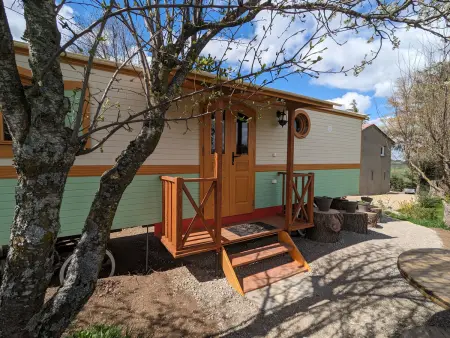Location gite à Monistrol sur Loire, Roulotte cosy avec jacuzzi et spa, massages bien-être, nature et calme, près de Lyon