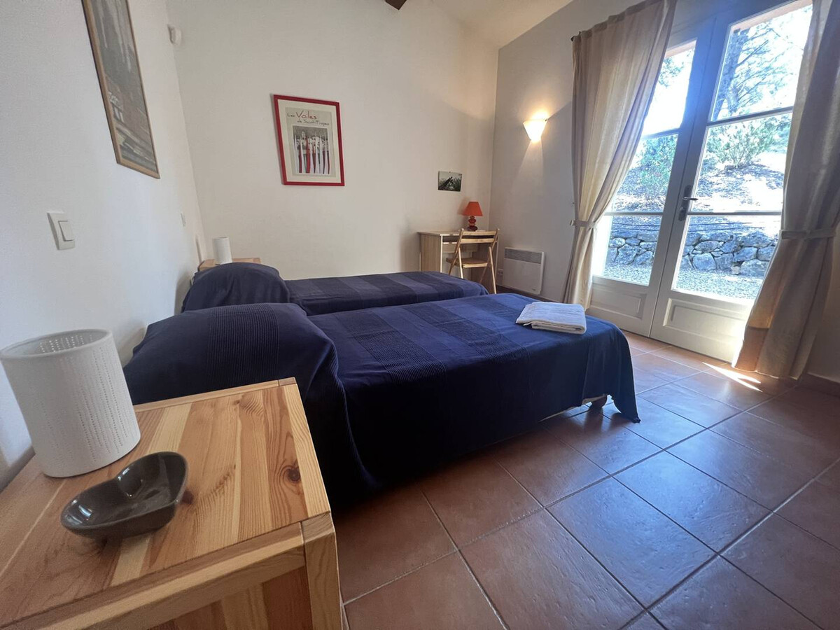 Villa 180m² piscine privée, vue Maures à Gassin - Photo 8