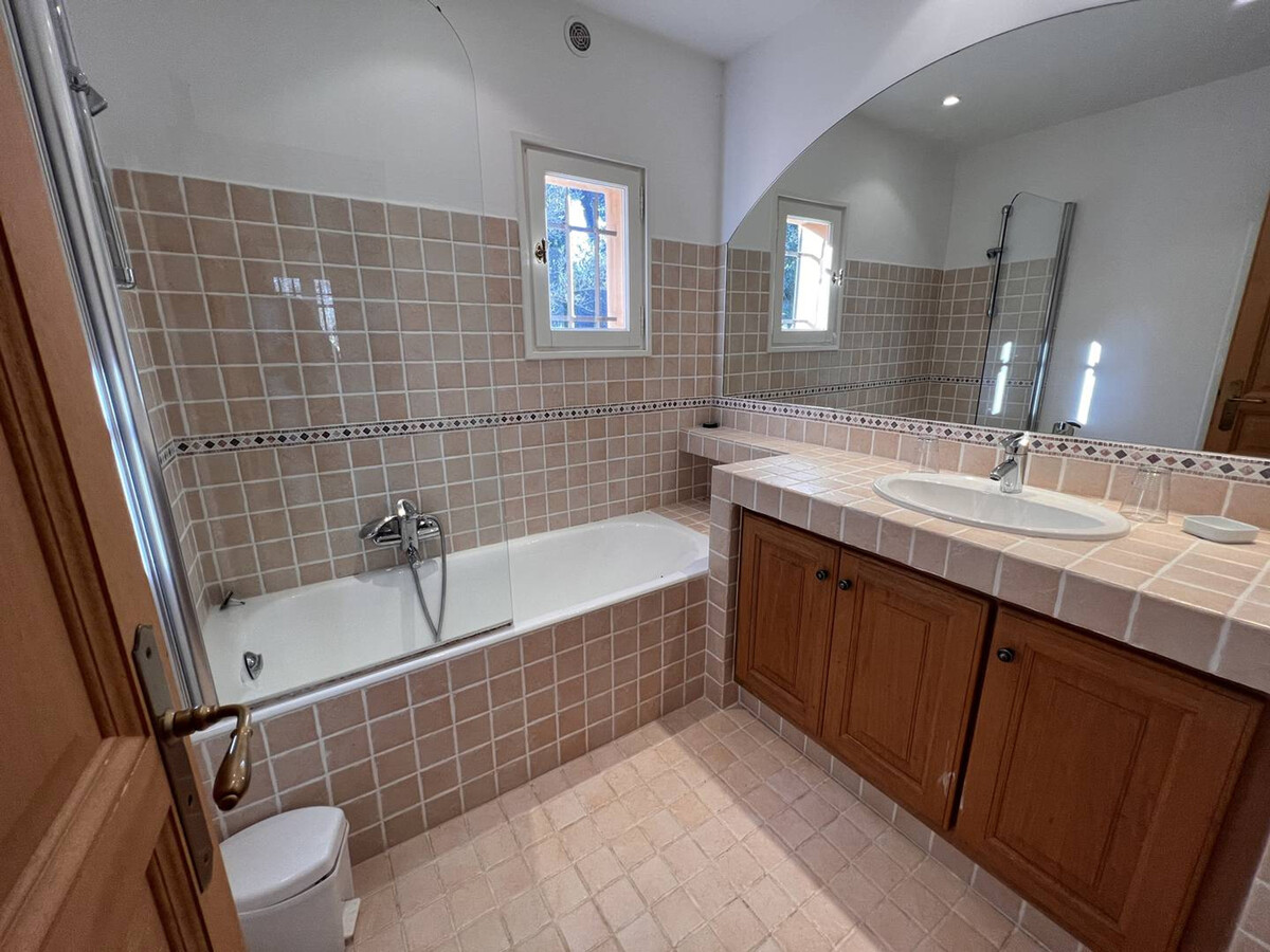 Villa 180m² piscine privée, vue Maures à Gassin - Photo 15