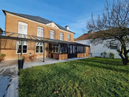 Location gite à Arnèke, Maison de maître avec jardin, baby-foot, proche de Cassel et plages du Nord, tout inclus !