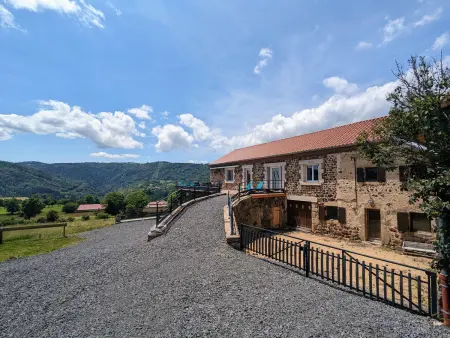 Location gite à Saint Privat d'Allier, Gîte authentique et confortable avec vaste terrain et vue imprenable à Saint-Privat-dAllier