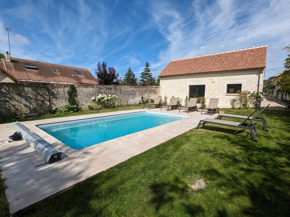 Gîte 10 pers., piscine chauffée et rivière à Aulnay-la-Rivière - Photo 10