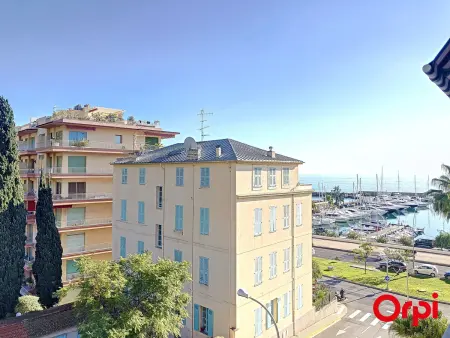 Location appartement à Menton, Studio avec terrasse, piscine et parking à Menton