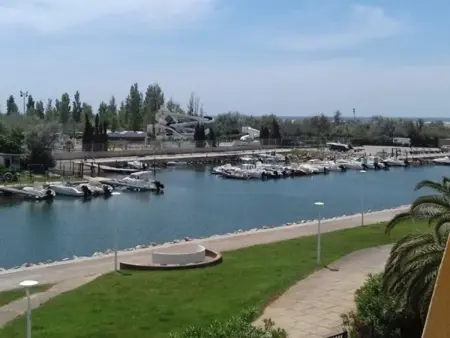 Location appartement à Port Camargue, Studio Cabine Climatisé 3 Couchages avec Terrasse et Parking Privé - Port Camargue