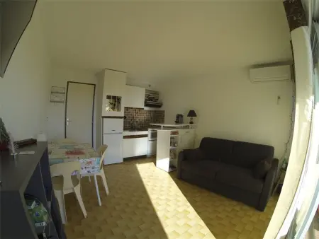 Studio cabine climatisé avec terrasse sud, Port Camargue : photo 3