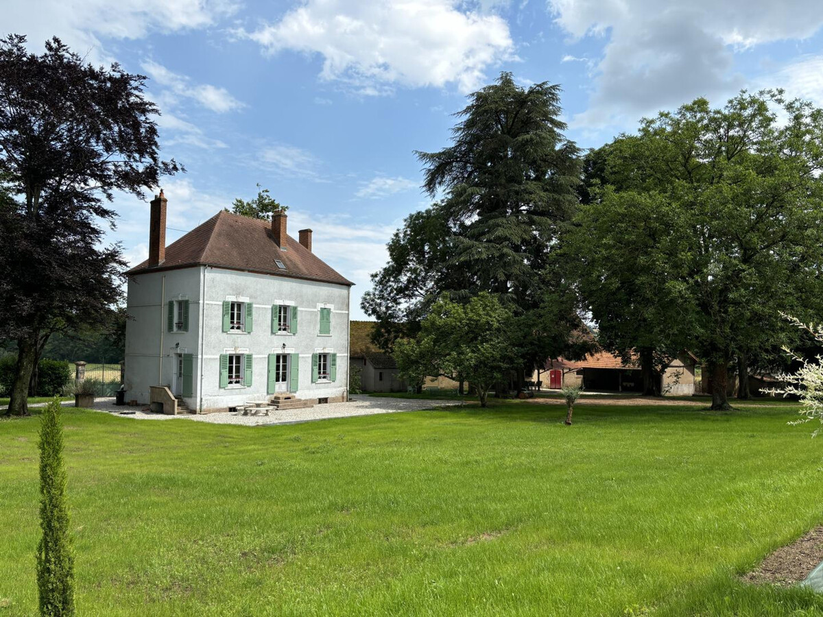 Maison Bourgeoise 1830 avec spa, parc et jeux à Jaligny - Photo 1
