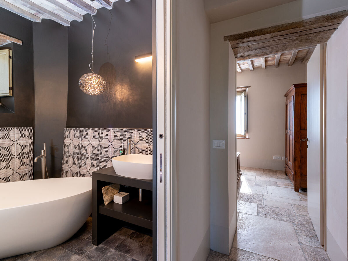 Maison rénovée éco-responsable avec piscine, Sassofortino - Photo 15