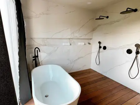 Penthouse 2 niveaux, jacuzzi privé et vue 360° mer : photo 9