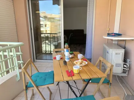 Location appartement à Fréjus, Studio cosy avec terrasse, clim, à 50m plage et 100m commerces, Fréjus