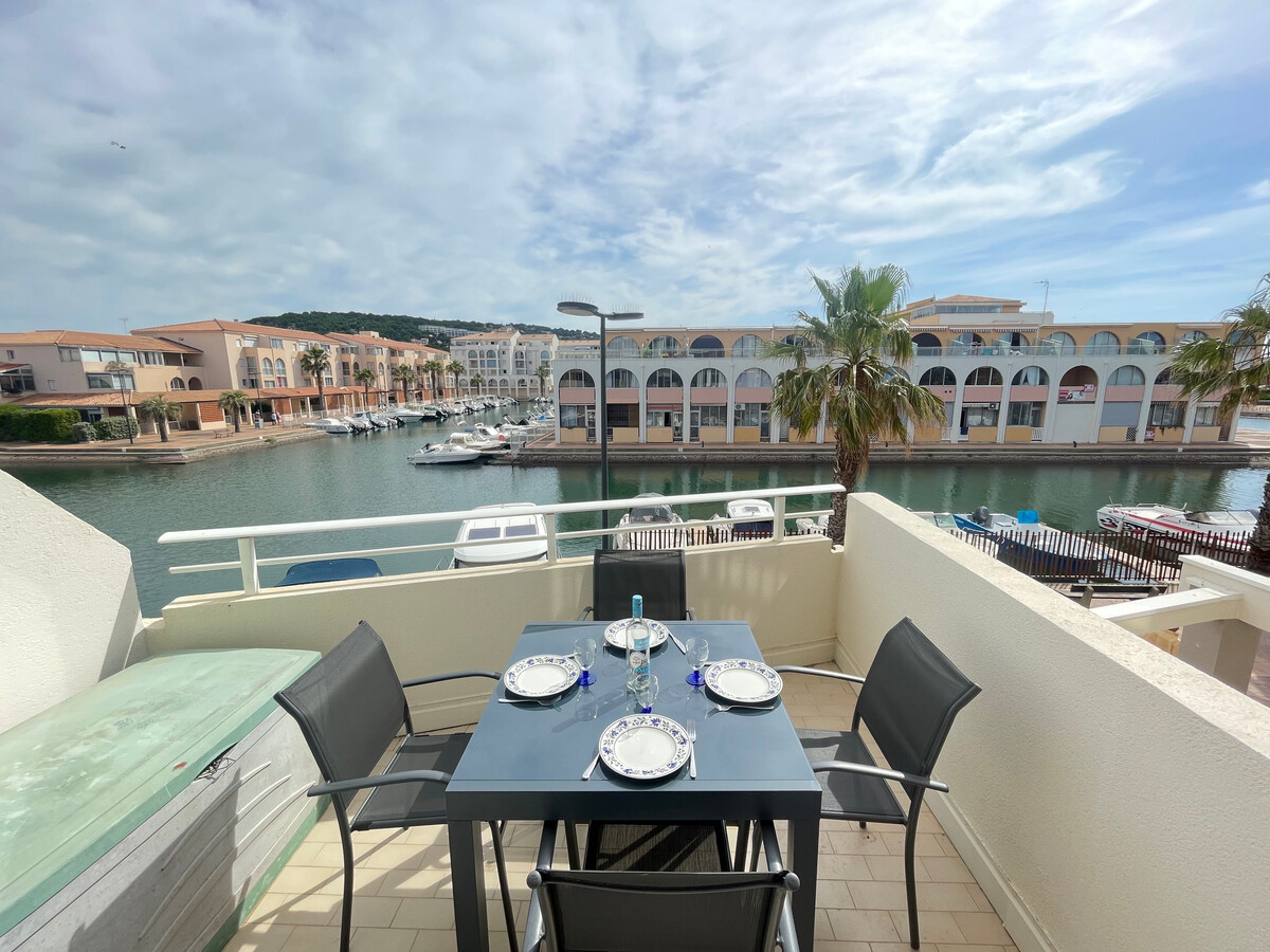 T2 avec loggia vitrée et vue canal à Sète - Photo 1