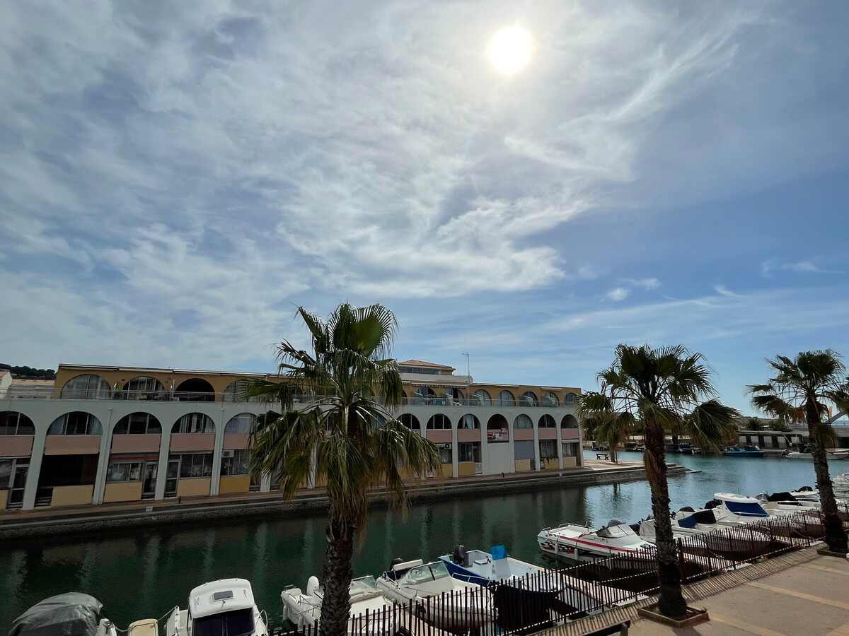 T2 avec loggia vitrée et vue canal à Sète - Photo 2