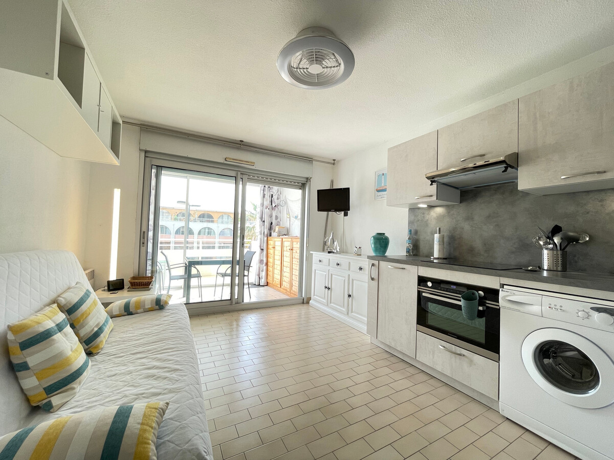 T2 avec loggia vitrée et vue canal à Sète - Photo 3