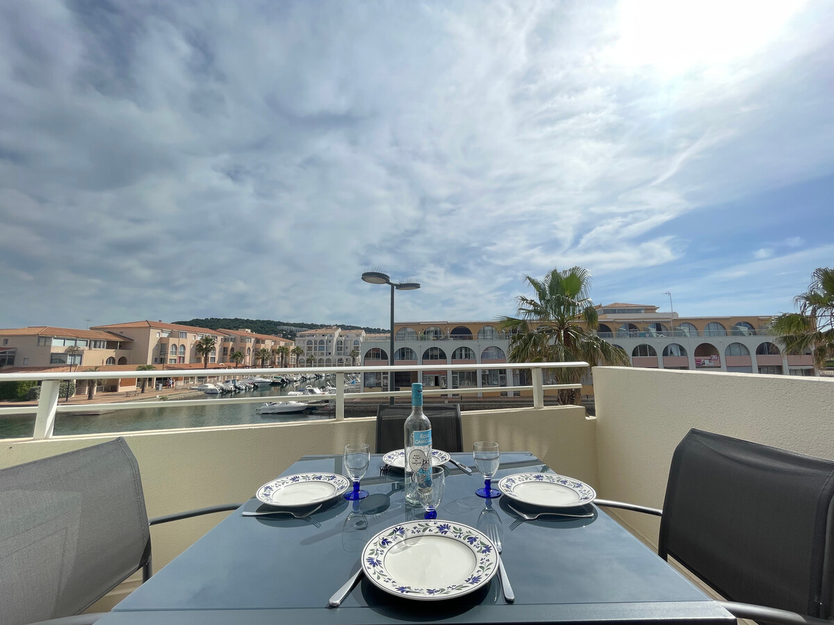 T2 avec loggia vitrée et vue canal à Sète - Photo 6