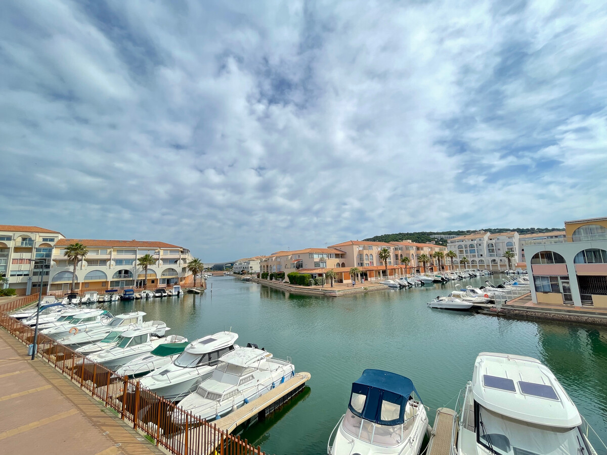 T2 avec loggia vitrée et vue canal à Sète - Photo 10