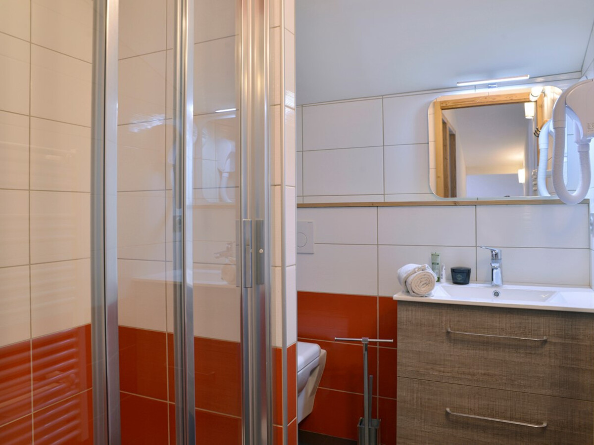 Duplex 6 pièces rénové · Accès skis aux pieds · Sauna et hammam - Photo 12