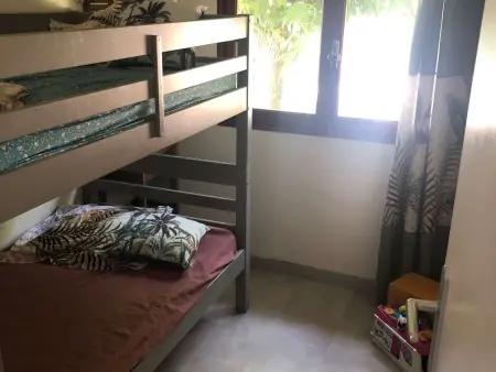 Maison Bungalow Climatisée avec Jardin Arboré, 3 Chambres, Wifi - Proche Plage et Commerces - Photo 9