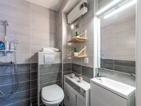 Appartement rénové 2024 à Saint-Pierre-la-Mer, terrasse 12 m² : photo 11