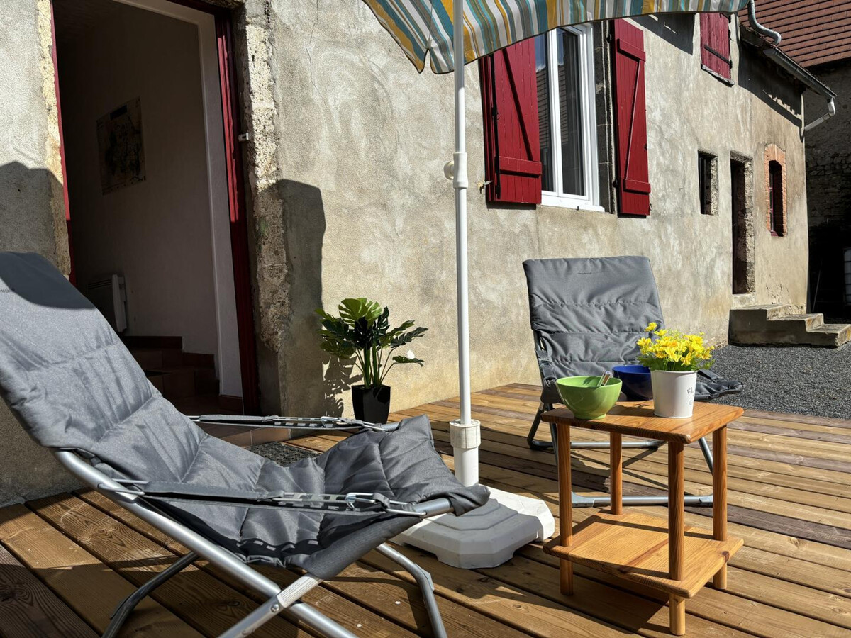 Gîte Les Burliers : maison vigneronne avec terrasse à Saulcet - Photo 1