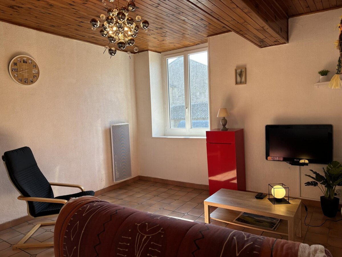 Gîte Les Burliers : maison vigneronne avec terrasse à Saulcet - Photo 3