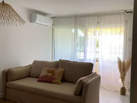 Appartement rénové et climatisé avec terrasse à Port Camargue : photo 6